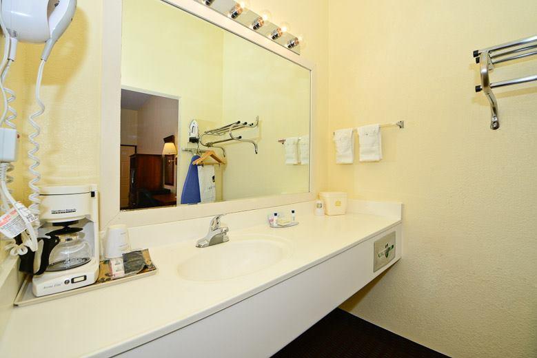 Manchester Heritage Inn & Suites Экстерьер фото